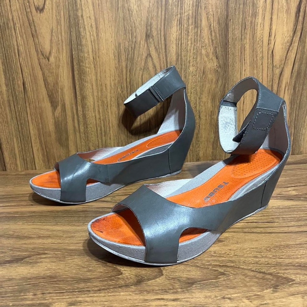 Tsubo "Sedna" Grey Leather Wedge Sandals
sleek minimalist ankle strap Women’s 11